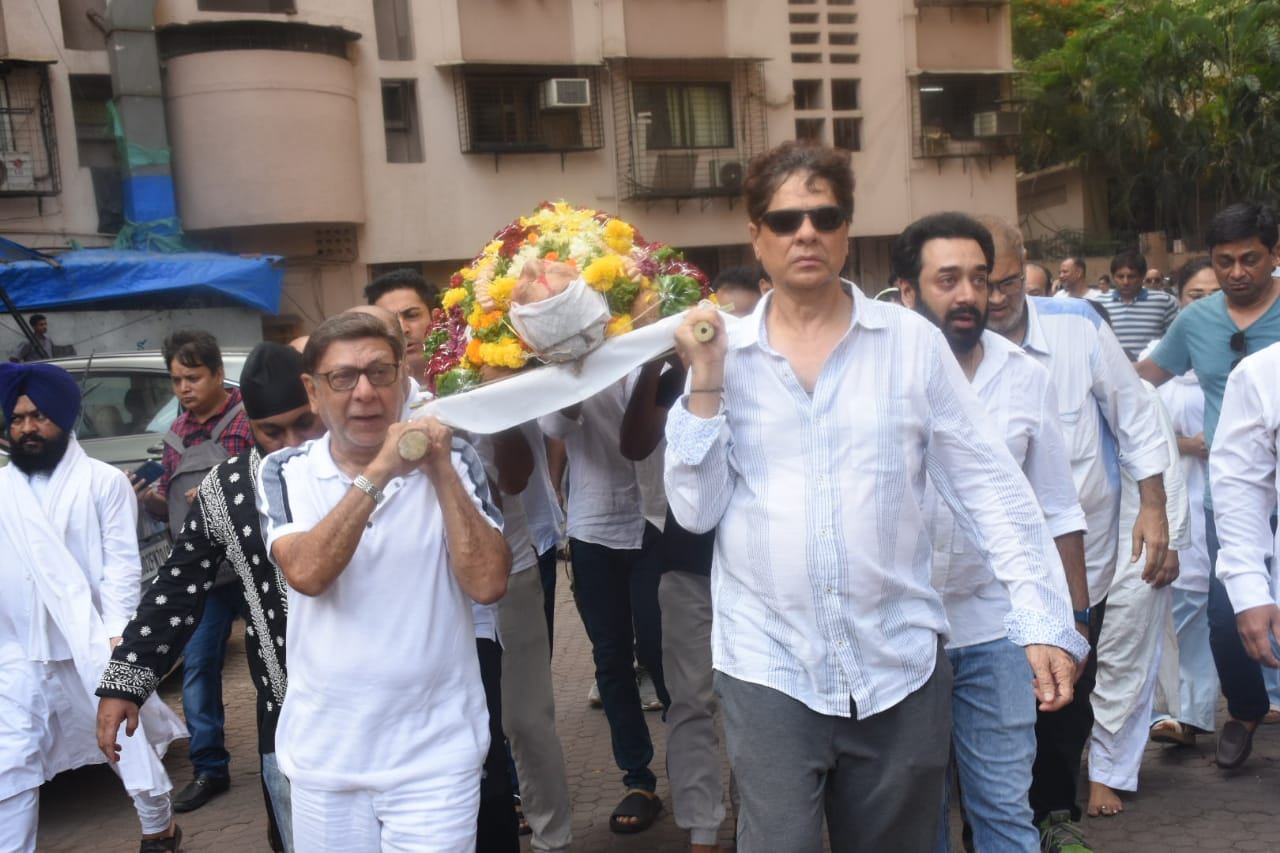 Family members and friends at Gufi Paintal's last rites (Photo : Varinder Chawla) (Varinder Chawla) Family members and friends at Gufi Paintal's last rites (Photo : Varinder Chawla) (Varinder Chawla)