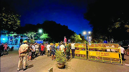 Barricades at the JNU main gate on Tuesday night. (HT PHOTO) Barricades at the JNU main gate on Tuesday night. (HT PHOTO)