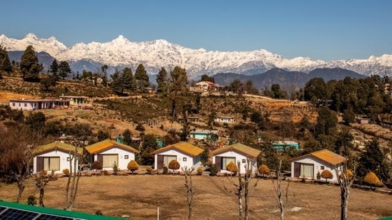 Chaukori, Uttarakhand: Located amidst the mighty Himalayas, Chaukori in Uttarakhand is a hidden treasure that boasts panoramic views of the surrounding peaks, including Nanda Devi and Panchachuli. This lesser-known hill station offers a pleasant climate and lush tea gardens, making it an ideal retreat for nature lovers and those seeking solitude. Take leisurely walks, sip aromatic tea, and soak in the enchanting vistas of Chaukori.(HT Gallery )