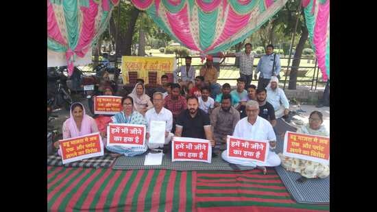 Dadumajra residents, along with area councillor Kuldeep Dhalor, staging a protest outside the Dadumajra dumping ground in Chandigarh on Thursday. (HT Photo) Dadumajra residents, along with area councillor Kuldeep Dhalor, staging a protest outside the Dadumajra dumping ground in Chandigarh on Thursday. (HT Photo)