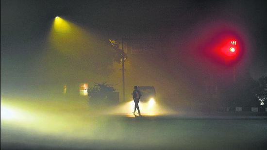 Diesel generators have been identified as one of the prominent sources of air pollution in the Capital, specially during winters. (HT Photo) Diesel generators have been identified as one of the prominent sources of air pollution in the Capital, specially during winters. (HT Photo)