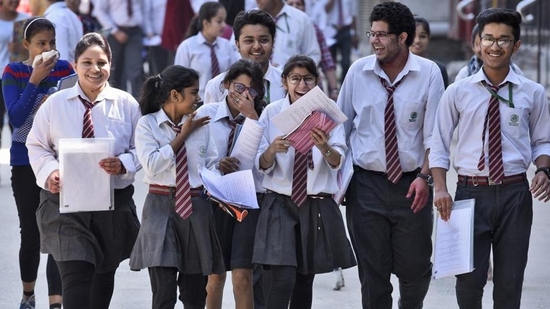 J&K Board 2023: Insha who lost eyesight in pellet gun attack, passes 12 exam(HT File Photo) J&K Board 2023: Insha who lost eyesight in pellet gun attack, passes 12 exam(HT File Photo)