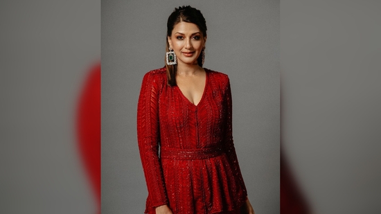 Sonali Bendre's mesmerising set is a creation of designer Ritika Mirchandani. She was styled by Archana Walwalkar, assisted by Romi Choudhary. (Instagram/@iamsonalibendre)