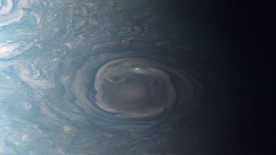 Juno Spacecraft captured a strange green lightning on Jupiter(NASA's official site screenshot ) Juno Spacecraft captured a strange green lightning on Jupiter(NASA's official site screenshot )