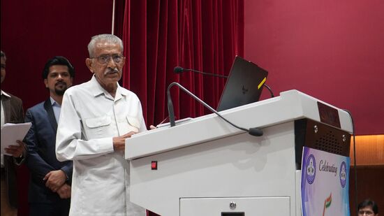 Sukhdev’s, the longest-surviving (37 years) recipient of a kidney transplant at PGIMER, sharing his experience at the event. (HT Photo) Sukhdev’s, the longest-surviving (37 years) recipient of a kidney transplant at PGIMER, sharing his experience at the event. (HT Photo)