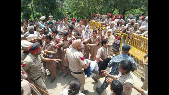 Police lathicharge protesting teachers near CM’s house in Sangrur Police lathicharge protesting teachers near CM’s house in Sangrur