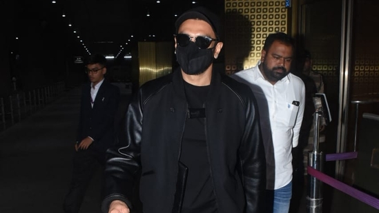 Ranveer Singh was hardly recognisable upon his arrival at the Mumbai airport Wednesday morning. He was in an all black-look and covered his face with a mask and sunglasses. The trailer of his upcoming film Rocky Aur Rani Kii Prem Kahaani released on Tuesday. 