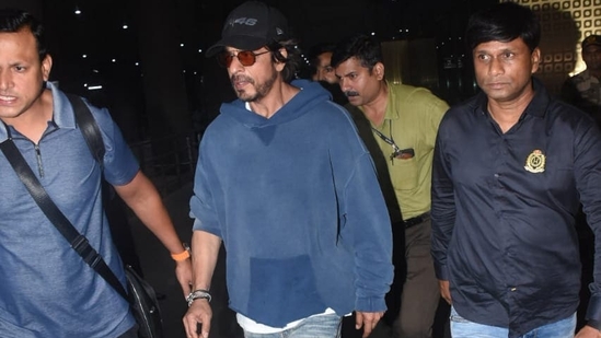 Shah Rukh Khan gave his fans a pleasant surprise as he arrived at the Mumbai airport upon his arrival from Los Angeles amid news of his injury and a minor surgery. His fans were happy to find him hale and hearty.&nbsp;(Varinder Chawla)