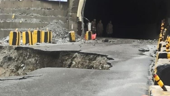 Part of the Jammu-Srinagar national highway that caved in amid heavy rainfall on Saturday. (HT Photo ) Part of the Jammu-Srinagar national highway that caved in amid heavy rainfall on Saturday. (HT Photo )