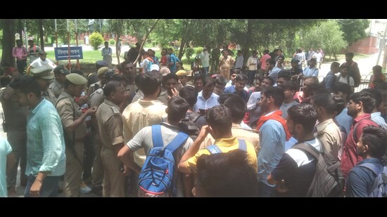 Students protesting at AU while the police manning the main gate of the varsity on Wednesday. (HT Photo) Students protesting at AU while the police manning the main gate of the varsity on Wednesday. (HT Photo)