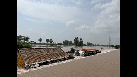 The road link to Sangrur, Patiala and cities in Haryana was snapped. (HT Photo) The road link to Sangrur, Patiala and cities in Haryana was snapped. (HT Photo)