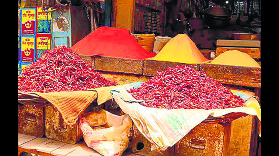 Cumin, a commonly used spice, has seen a sharp increase in price. It is currently priced at <span class='webrupee'>₹</span>800 per kilogram compared to around <span class='webrupee'>₹</span>600 per kilogram just a month ago. (Manish/HT) Cumin, a commonly used spice, has seen a sharp increase in price. It is currently priced at <span class='webrupee'>₹</span>800 per kilogram compared to around <span class='webrupee'>₹</span>600 per kilogram just a month ago. (Manish/HT)
