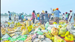 Residents of Banarsi village of Sangrur district led from the front in plugging the breach in the embankment of the Ghaggar. (HT photo) Residents of Banarsi village of Sangrur district led from the front in plugging the breach in the embankment of the Ghaggar. (HT photo)