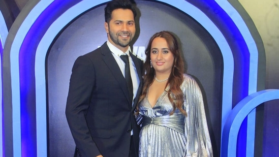 Varun Dhawan posed at the Bawaal blue carpet with wife Natasha Dalal. His filmmaker father David Dhawan, filmmaker brother Rohit Dhawan and mom Karuna Dhawan were also present. 