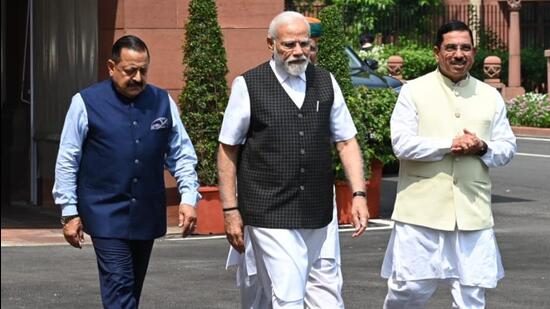 PM Narendra Modi, accompanied by ministers Jitendra Singh (left), Pralhad Joshi (right), V Muraleedharan and Arjun Ram Meghwal, made a statement to the media at parliament complex (HT Photo/Sanjeev Verma) PM Narendra Modi, accompanied by ministers Jitendra Singh (left), Pralhad Joshi (right), V Muraleedharan and Arjun Ram Meghwal, made a statement to the media at parliament complex (HT Photo/Sanjeev Verma)