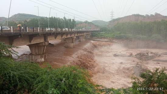 Overflowing Ghaggar river in Haryana's Panchkula due to heavy rainfall in Himachal Pradesh on Saturday. (Sant Arora/ Hindustan Times)
