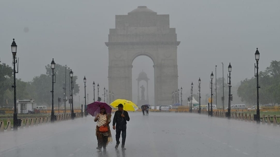 Visitors enjoying rainfall at Kartavya Path. The relative humidity ws reacorded at 85 per cent around 8:30am.(Vipin Kumar/ Hindustan Times)