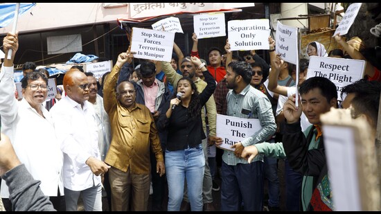 Protest at Mandai in Pune on Tuesday. (Rahul Raut/HT PHOTO) Protest at Mandai in Pune on Tuesday. (Rahul Raut/HT PHOTO)