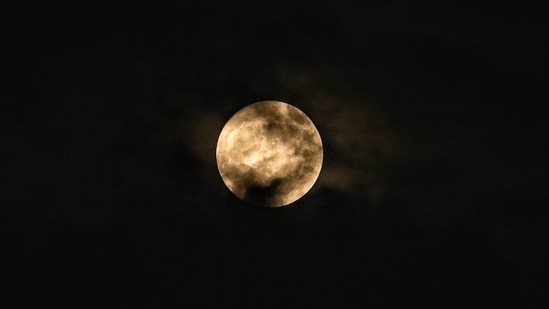 Supermoon visible from the skies of Lucknow in Uttar Pradesh. Check out the sky (if you are lucky enough for a clear sky) at 12.01 am on Wednesday to witness the peak of 'sturgeon moon' from India. This phenomenon is nothing but a full moon when the moon is at the closest distance from Earth in its orbit.(Deepak Gupta/HT Photo)