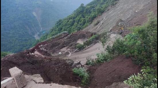 The spot where the landslide occurred on the Kalka-Shimla highway on Wednesday morning. (HT File) The spot where the landslide occurred on the Kalka-Shimla highway on Wednesday morning. (HT File)