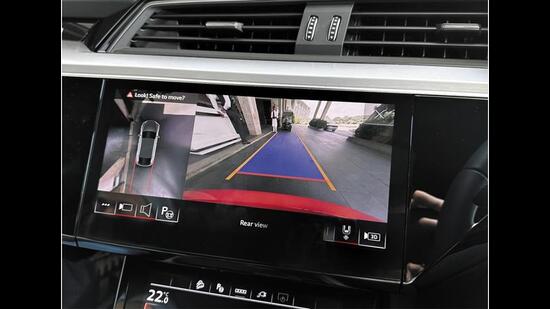 The on-board tech doesn’t have the graphics or the functionality of its competition. And what’s shocking is that there’s no wireless Apple CarPlay. The on-board tech doesn’t have the graphics or the functionality of its competition. And what’s shocking is that there’s no wireless Apple CarPlay.