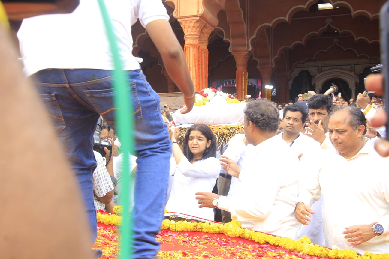 Nitin Desai's daughter Mansi got emotional. Nitin Desai's daughter Mansi got emotional.