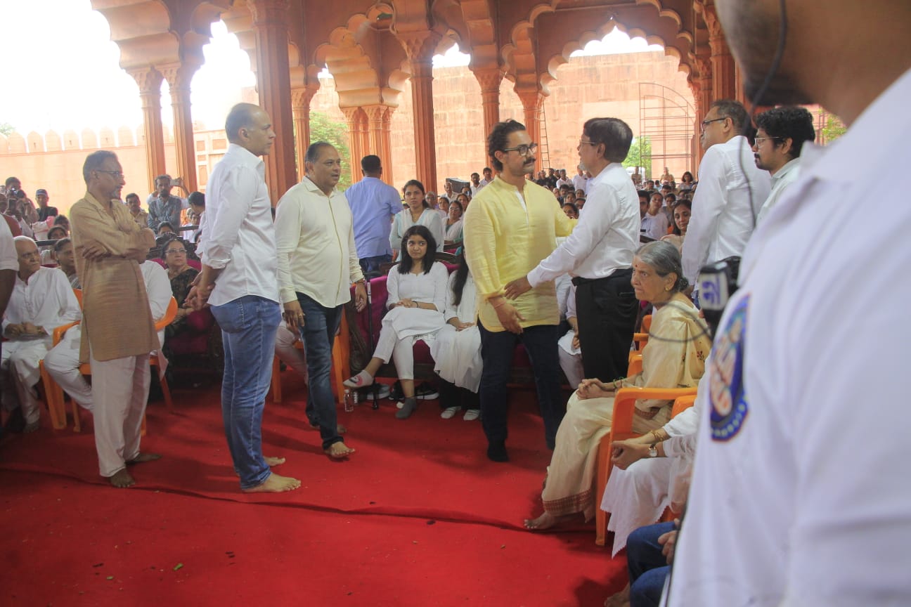 Aamir Khan and Ashutosh Gowariker at Nitin Desai's funeral. Aamir Khan and Ashutosh Gowariker at Nitin Desai's funeral.
