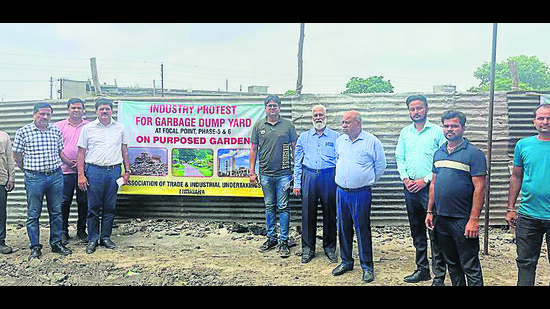 Members of Association of Trade and Industrial Undertakings during the peaceful protest against the garbage dump in Ludhiana. (HT FILE)
