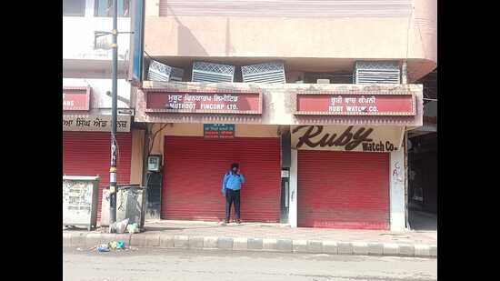 A security person stands guard outside a shop in Amritsar amid the bandh call. (Sameer Sehgal/HT) A security person stands guard outside a shop in Amritsar amid the bandh call. (Sameer Sehgal/HT)