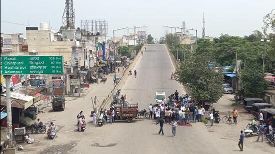 Protestors blocking the Jalandhar-Hoshiarpur road near Rama Mandi on Wednesday. (HT Photo) Protestors blocking the Jalandhar-Hoshiarpur road near Rama Mandi on Wednesday. (HT Photo)