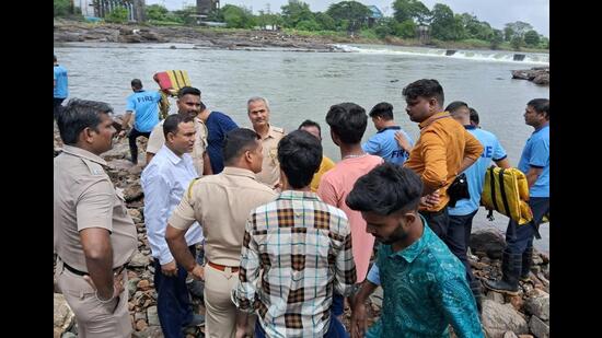 The officer added that the bodies are yet to be recovered. “The rescue operation, which included expert swimmers and the fire bridge officials, was called off on Friday. We will start it again on Saturday.” (HT PHOTO)