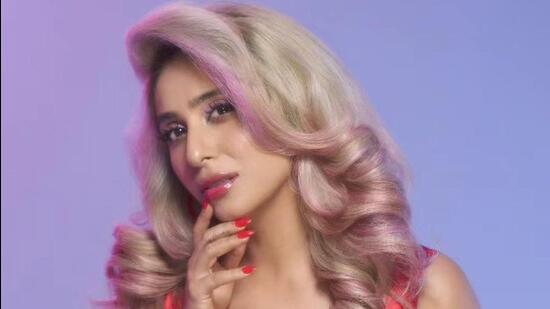 Neha Bhasin asked the paparazzis not to zoom in while clicking her pictures Neha Bhasin asked the paparazzis not to zoom in while clicking her pictures