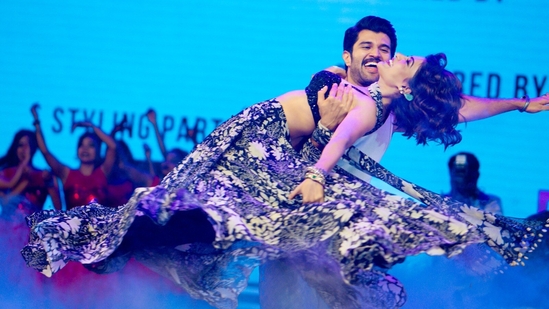 Vijay Deverakonda and Samantha Ruth Prabhu danced their hearts out at the Kushi musical concert on Independence Day, Tuesday. Their dance to the Kushi title song was no less than a treat for their fans. 