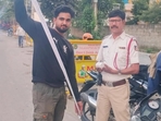 Bengaluru police catches a biker with 40 traffic cases, makes him clear dues Bengaluru police catches a biker with 40 traffic cases, makes him clear dues