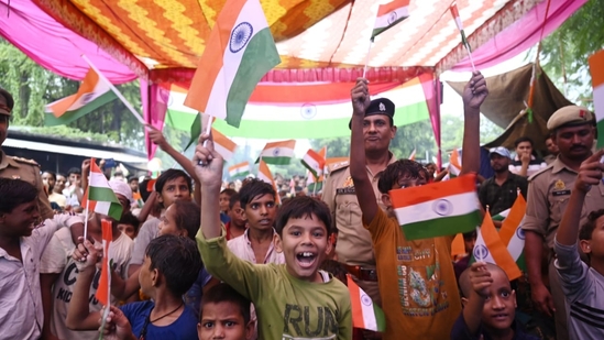 Chandrayaan-3 made a historic landing on Wednesday at 6.04 pm, bringing success to the Indian Space Research Organisation (ISRO). A live telecast of the landing process, which began at 5.20 pm on Wednesday. (Hindustan Times)