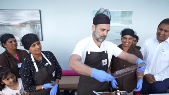 Congress leader Rahul Gandhi making chocolates in Tamil Nadu's Ooty.(Rahul Gandhi/YT) Congress leader Rahul Gandhi making chocolates in Tamil Nadu's Ooty.(Rahul Gandhi/YT)