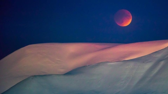 Space reports that the Super Blue Moon will ascend shortly after sunset at 7:10 p.m. EDT on Wednesday from the eastern horizon.(Representative Image (File Photo))