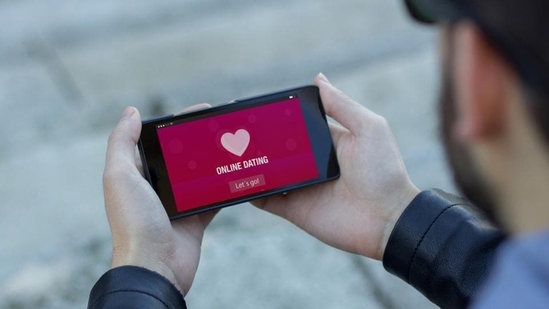 A recent survey showed that more than 67% of women find online dating safer than dating in real life because of the apps' water-tight security. Most reputable dating apps have security checks in place to keep scammers and spammers out of the platform but some miscreants can make it through even with all the measures and 24/7 surveillance. In times like these, being vigilant is crucial.&nbsp;In an interview with HT Lifestyle, Ravi Mittal, Founder and CEO of QuackQuack, suggested top five ways to avoid romance scams on dating apps -&nbsp;(Shutterstock)