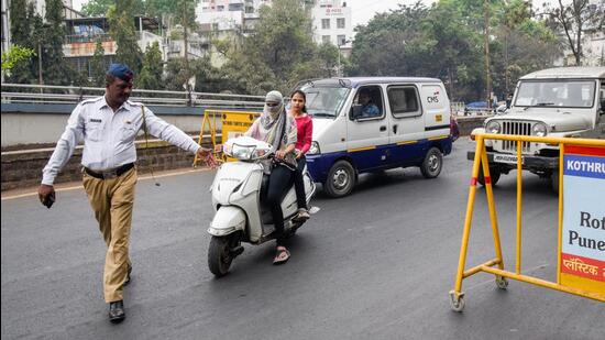 As many as 1,701 violators paid an aggregate of <span class='webrupee'>₹</span>40 lakh fine (HT FILE PHOTO) As many as 1,701 violators paid an aggregate of <span class='webrupee'>₹</span>40 lakh fine (HT FILE PHOTO)