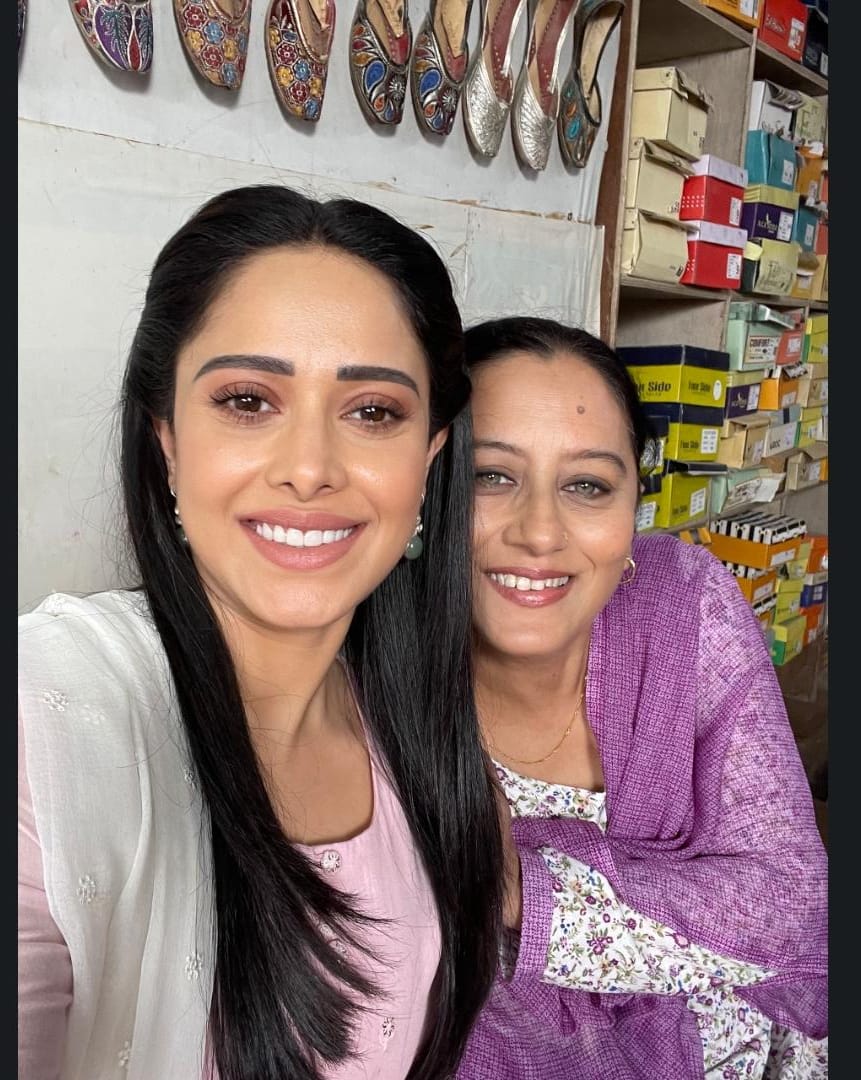 Piloo Vidyarthi and Nushrratt Bharuccha from Akelli sets. Piloo Vidyarthi and Nushrratt Bharuccha from Akelli sets.