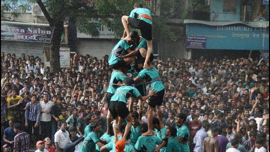 Happy Dahi Handi 2024: A group of men form a human pyramid to break a dahi handi. (Shutterstock) Happy Dahi Handi 2024: A group of men form a human pyramid to break a dahi handi. (Shutterstock)