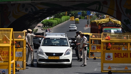Security checks underway in the wake of the G20 Summit, at Vikas Marg and Minto Road. (HT Photo)