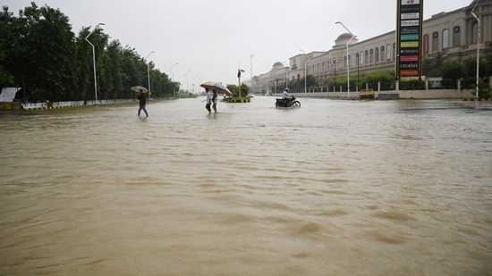 The DM office also issued warnings for the residents of the city to avoid going out of their homes without any essential work as there has been a possibility of lightning and thunderstorms.(Deepak Gupta/Hindustan Times)