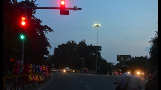 Traffic lights at an intersection in Prayagraj (HT Photo) Traffic lights at an intersection in Prayagraj (HT Photo)