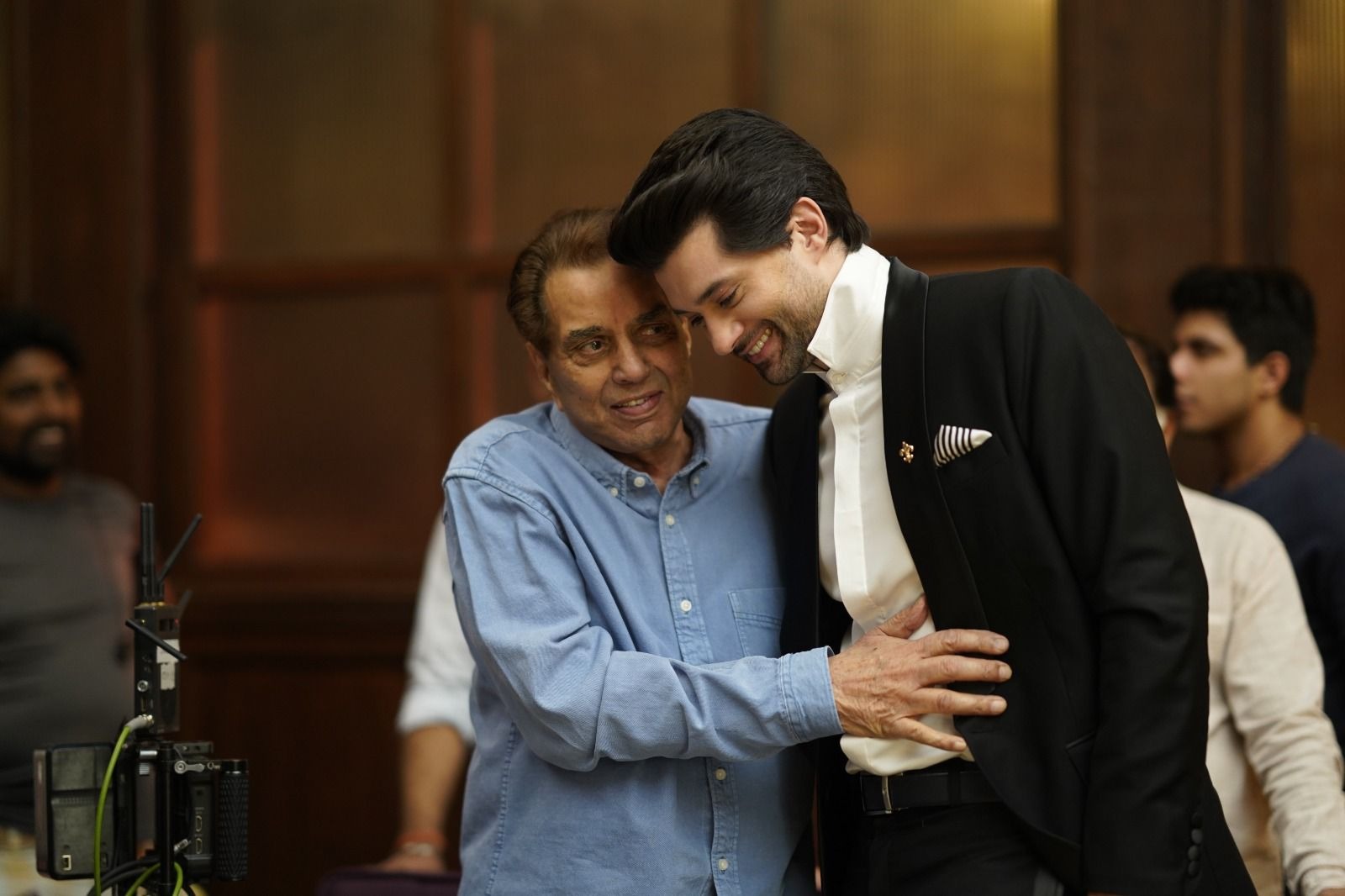 Dharmendra on sets of Dono. Dharmendra on sets of Dono.