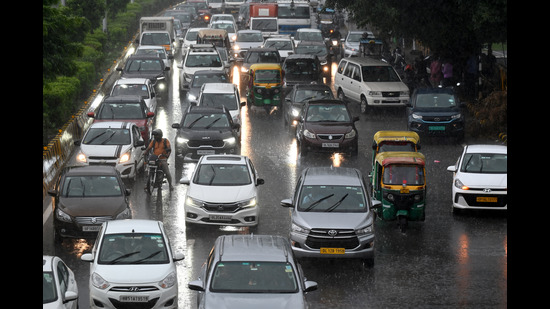The traffic police have advised commuters to avoid this route and take Noida’s internal routes to travel to Delhi, Ghaziabad, Meerut, Agra and Lucknow. (Sunil Ghosh/HT Photo) The traffic police have advised commuters to avoid this route and take Noida’s internal routes to travel to Delhi, Ghaziabad, Meerut, Agra and Lucknow. (Sunil Ghosh/HT Photo)