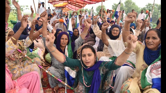 Protesters blocking railway tracks at Devidaspura village in Amritsar on Thursday. (Sameer Sehgal/HT) Protesters blocking railway tracks at Devidaspura village in Amritsar on Thursday. (Sameer Sehgal/HT)