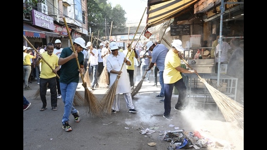Start of the ‘Swachhata hi Seva’ cleanliness drive at Gola Bazar, organized by Principal Directorate of Defence Estates, Central Command Lucknow. (HT Photo) Start of the ‘Swachhata hi Seva’ cleanliness drive at Gola Bazar, organized by Principal Directorate of Defence Estates, Central Command Lucknow. (HT Photo)