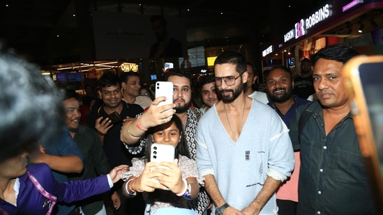 Shahid Kapoor poses for fans as they click selfies with him at the Mumbai airport. He returned from an event in Doha where he delivered quite a few dance performances on stage. 