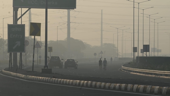 The overall air quality in the national capital continued to remain in the 'moderate' category on Wednesday.(HT )